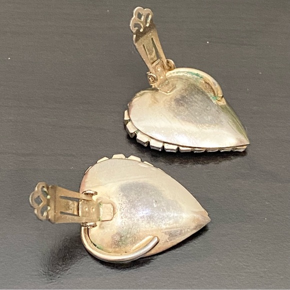 Vintage Unsigned Inverted Heart Light Gold-tone with AB Crystals Clip Earrings - Picture 12 of 14